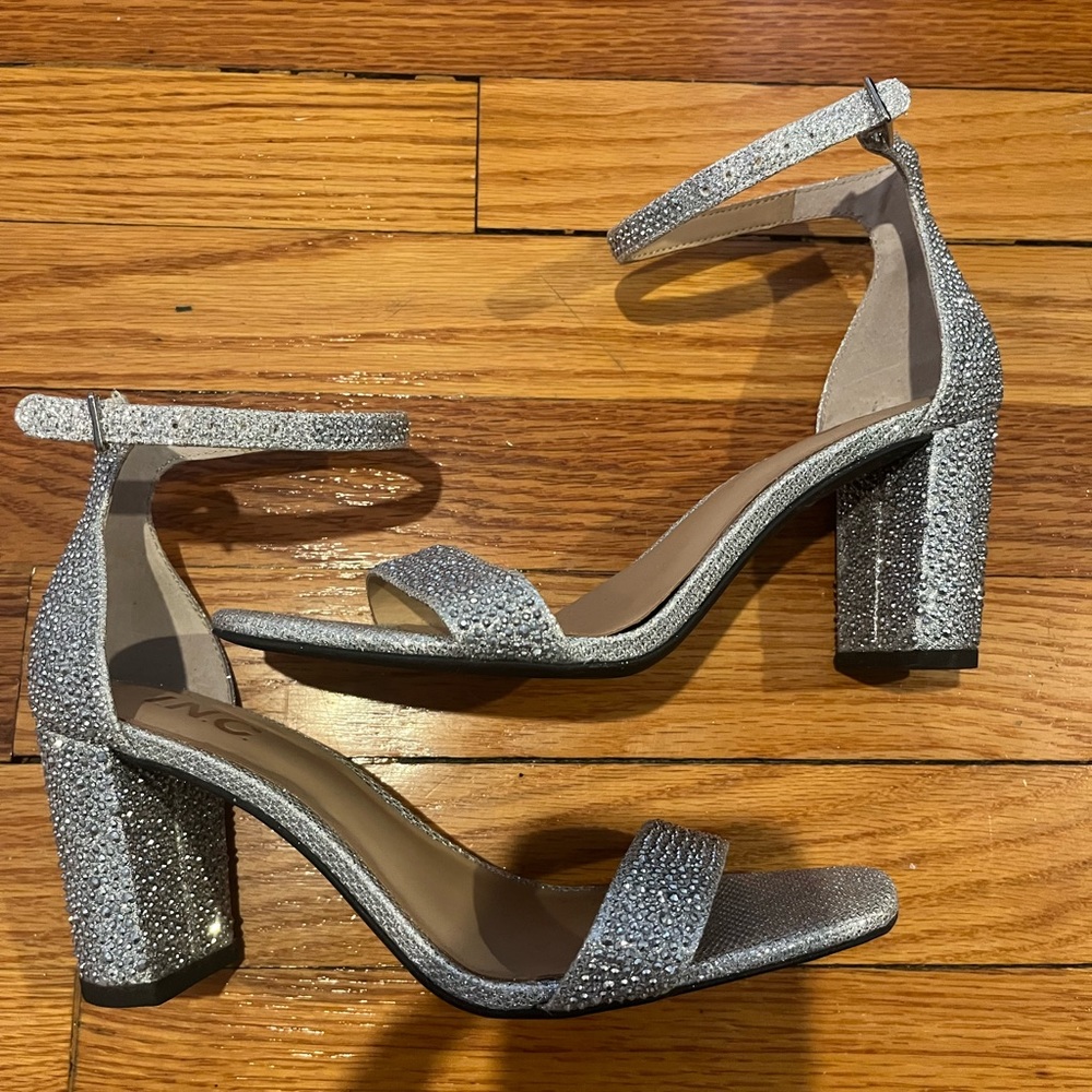 Women’s size 6 Only wore one time to sweet 16